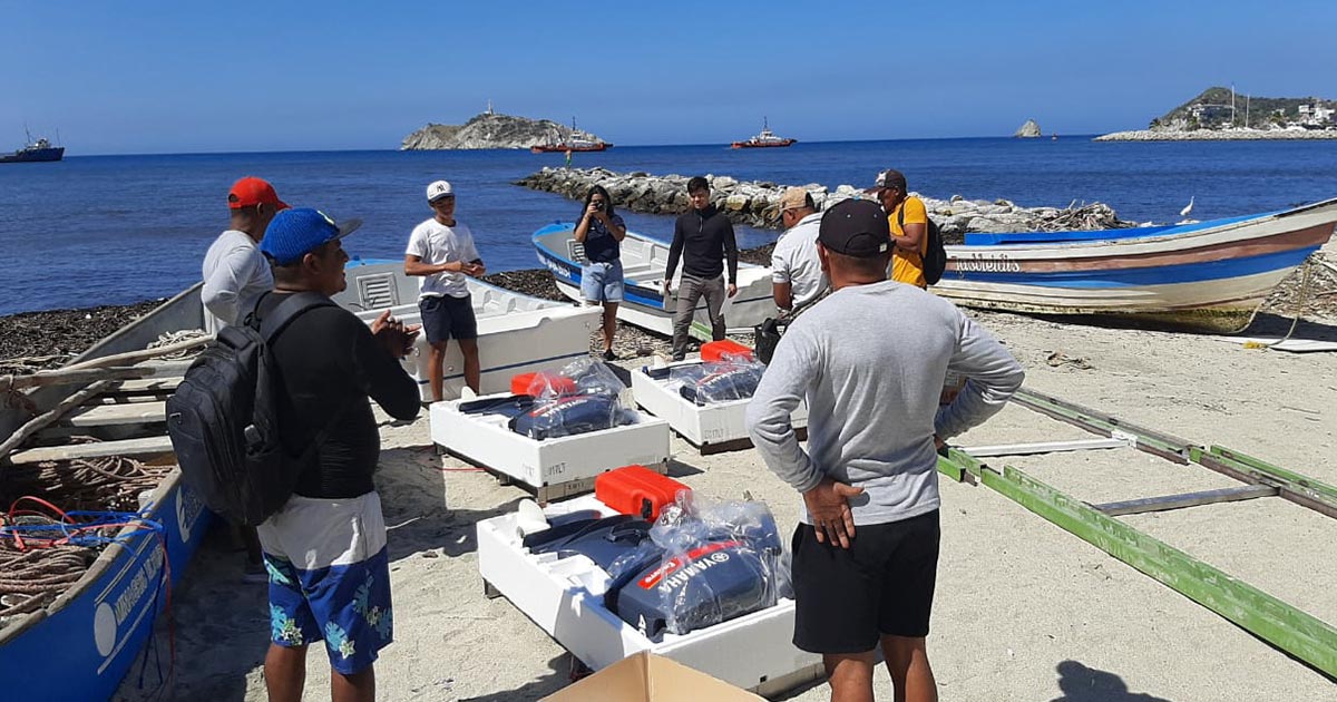 Expescadores del PNN Tayrona reciben lanchas para fortalecer los servicios ecoturísticos de la zona.